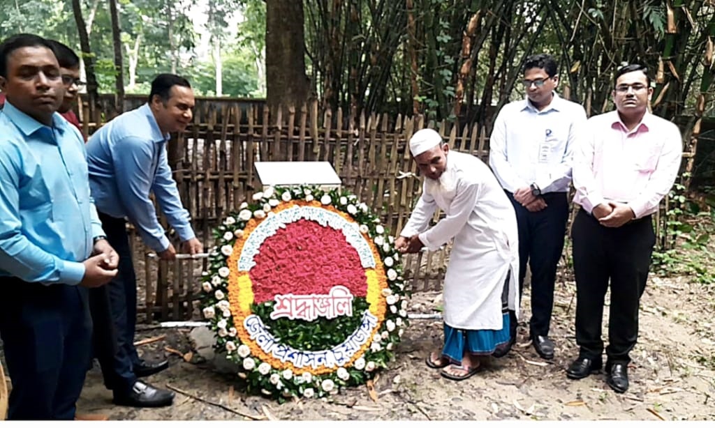 চুয়াডাঙ্গায় দুই শহীদের কবরে প্রশাসনের পুষ্পমাল্য অর্পণ