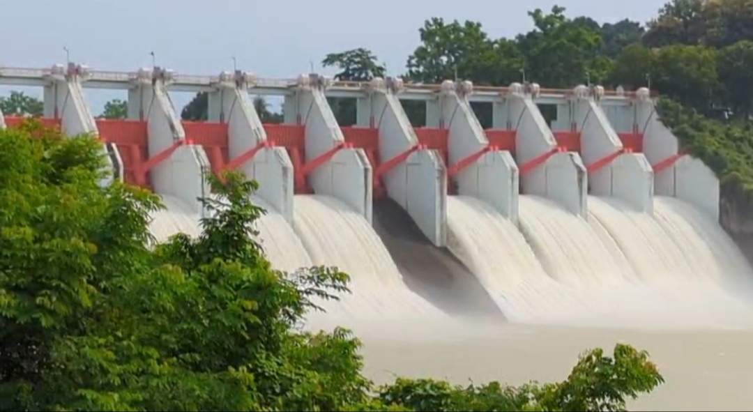 কাপ্তাই বাঁধের ১৬টি জলকপাট দিয়ে ৬ ইঞ্চি করে পানি ছাড়া হচ্ছে 