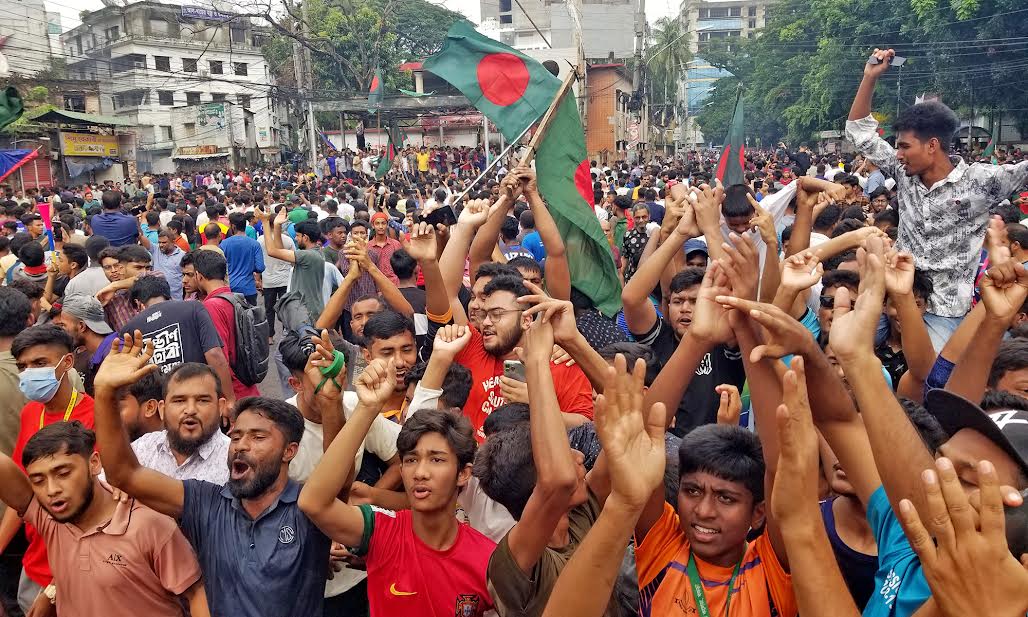 বগুড়ার রাজপথে ছাত্র-জনতার বাঁধভাঙা উল্লাস