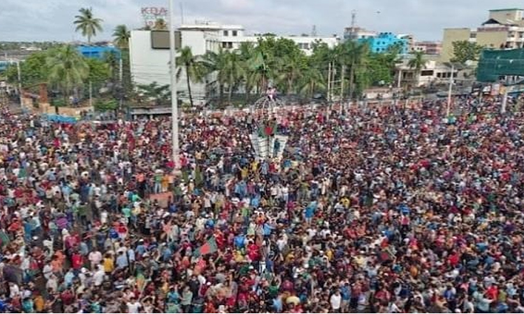 হাসিনার পতনের খবরে খুলনার পথে পথে ছাত্র-জনতার আনন্দ মিছিল
