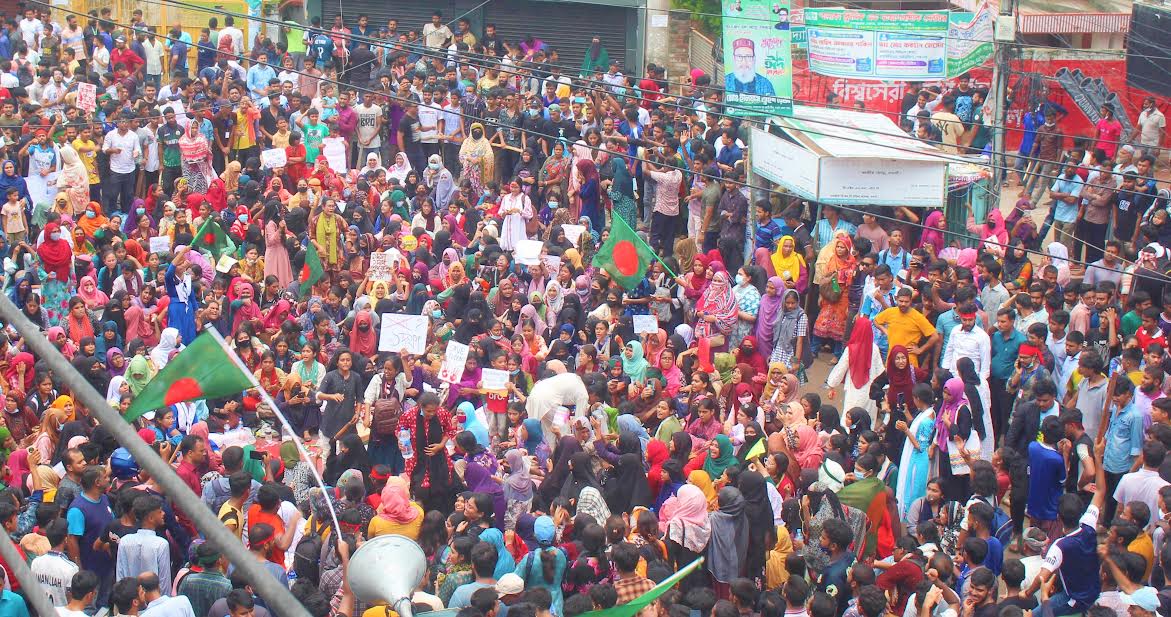 নওগাঁর রাজপথ ছিল ছাত্রজনতার দখলে 