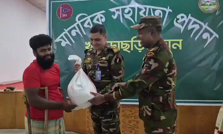 খাগড়াছড়িতে সেনাবাহিনীর মানবিক সহায়তা প্রদান