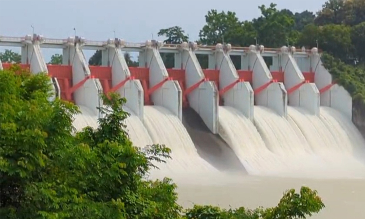 কাপ্তাই বাঁধের ১৬টি গেট খোলা, পানির স্রোতে চন্দ্রঘোণা ফেরি চলাচল বন্ধ