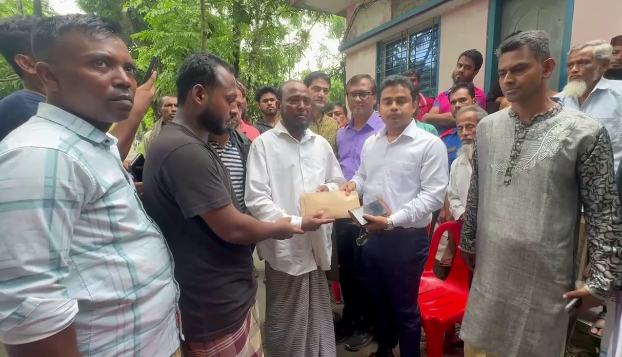 লক্ষ্মীপুরে সড়ক দুর্ঘটনায় নিহতদের পরিবারকে প্রশাসনের অনুদান প্রদান