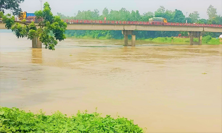 নওগাঁয় আত্রাই নদীর পানি বিপৎসীমা ছুঁই ছুঁই