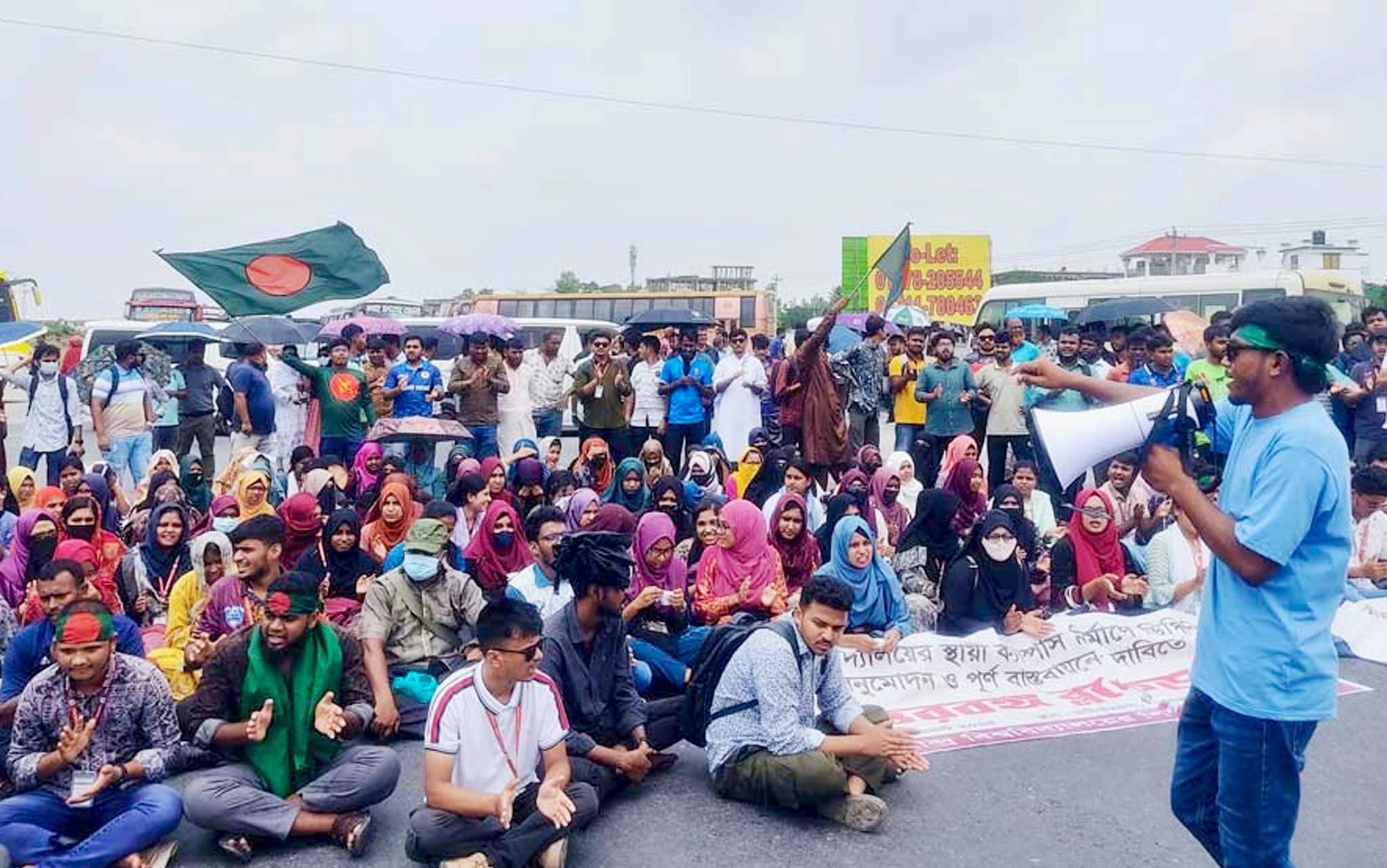 সিরাজগঞ্জে স্থায়ী ক্যাম্পাসের দাবিতে ব্লকেড কর্মসূচি পালন করছে রবীন্দ্র বিশ্ববিদ্যালয়ের শিক্ষার্থীরা 