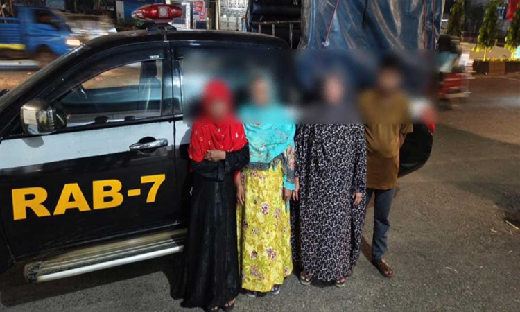 চট্টগ্রামে ৩ নারীসহ ৪ মাদকব্যবসায়ী গ্রেফতার