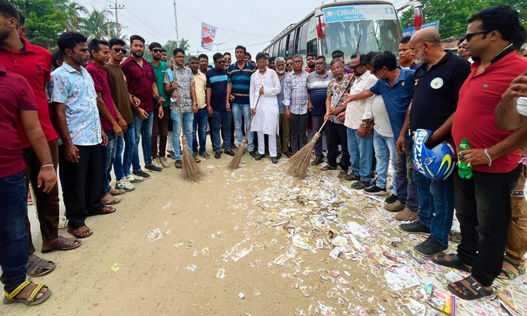 কাউন্সিল শেষে নওগাঁয় সড়ক পরিষ্কার করলেন বিএনপি নেতাকর্মীরা