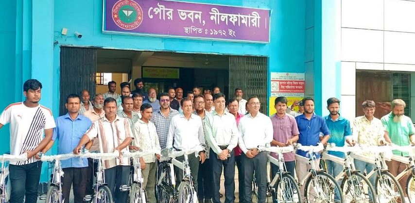 নীলফামারী পৌরসভার কর্মীদের মধ্যে বাইসাইকেল বিতরণ 