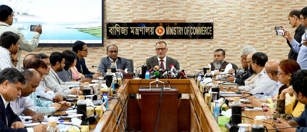 যুক্তরাষ্ট্রের পাল্টা শুল্ক ১৫ শতাংশে নামিয়ে আনার চেষ্টা করা হচ্ছে : বাণিজ্য উপদেষ্টা