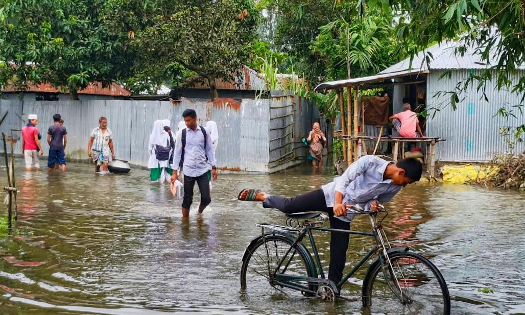 তিস্তার পানি বিপৎসীমার ১৮ সেন্টিমিটার ওপরে, নিরাপদ আশ্রয়ে যাচ্ছেন অনেকেই 