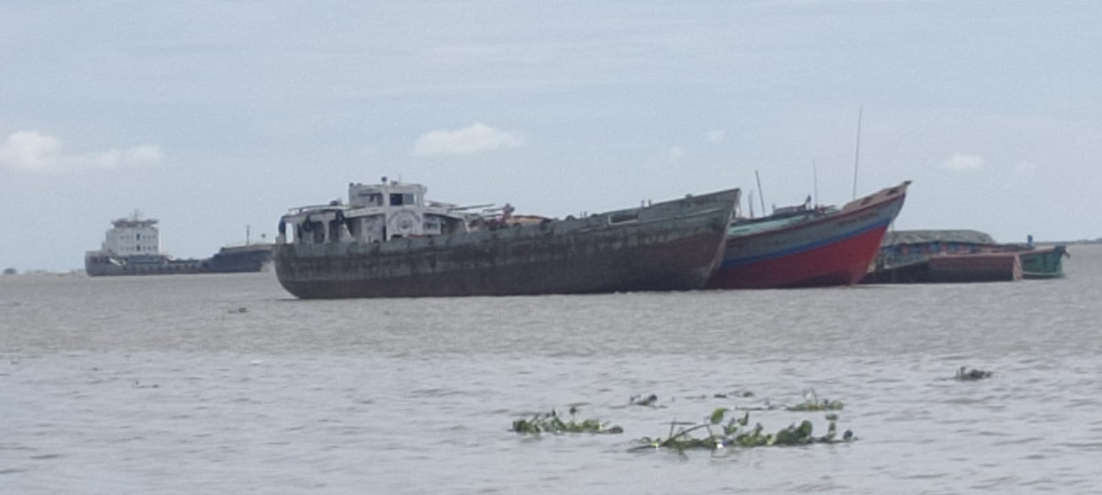 চাঁদপুরে ১৮ হাজার বস্তা সিমেন্টসহ ডুবে গেছে একটি লাইটার জাহাজ