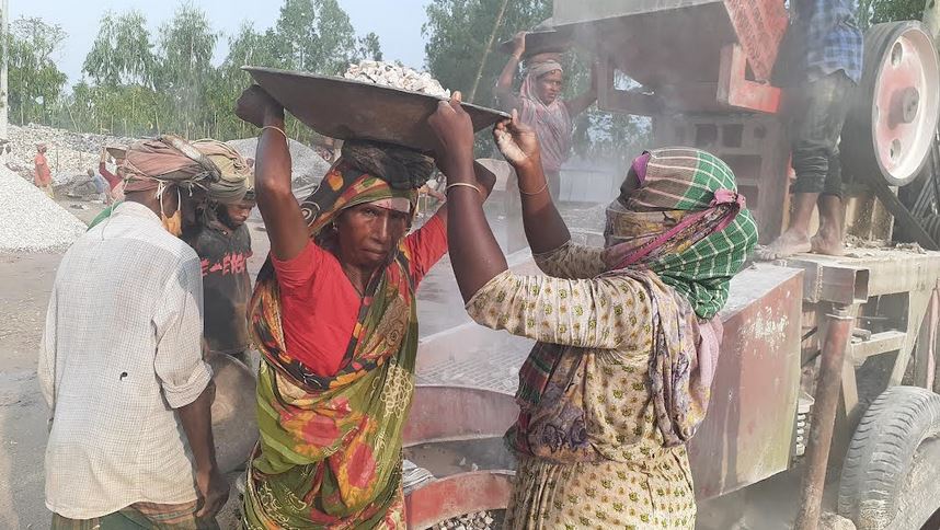 ন্যায্য মজুরি থেকে বঞ্চিত তিন স্থলবন্দরের পাথর শ্রমিকরা