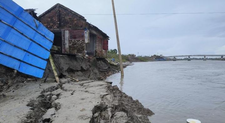 সাতক্ষীরায় মরিচ্চাপ নদীর বেড়িবাঁধে ভয়াবহ ভাঙন, নদীগর্ভে বিলীনের আশংকায় ১০ টি স্থাপনা