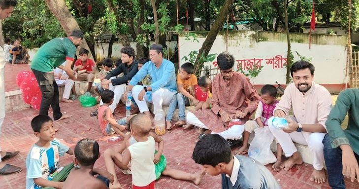 খালেদা জিয়ার জন্মদিনে পথশিশুদের মাঝে খাবার বিতরণ