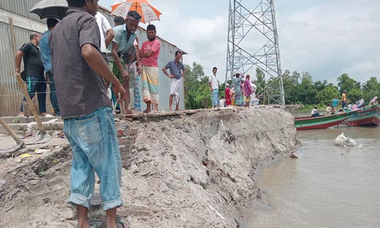 মুন্সীগঞ্জে পদ্মায় ভাঙনরোধে ফেলা হয়েছে জিও ব্যাগ 