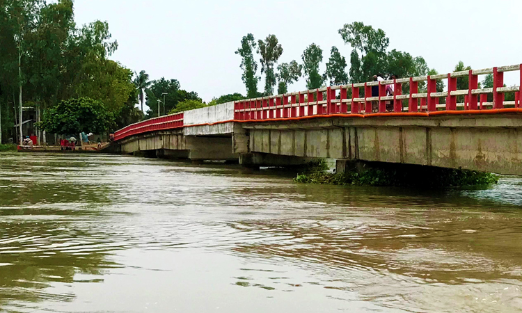 আত্রাই নদীর পানি বিপৎসীমার ওপরে হলেও কমতে শুরু করেছে পানি