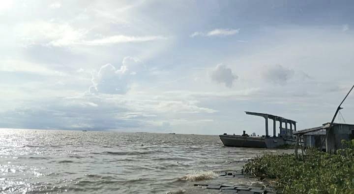 ভোলার নদনদী উত্তাল তিনদিন ধরে, ২০ নৌরুটে লঞ্চ চলাচল বন্ধ রয়েছে 