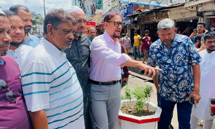 হকার ও ফল ব্যবসায়ীদের দৌরাত্ম্য ঠেকাতে চসিকের ব্যতিক্রমী উদ্যোগ