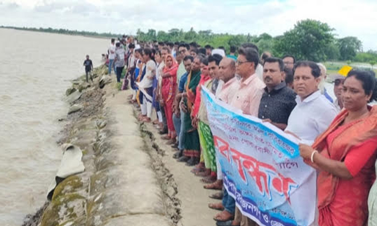 পাইকগাছায় ওয়াপদার বেড়িবাঁধে ভয়াবহ ভাঙন : ১৩ গ্রামের মানুষ আতঙ্কে 