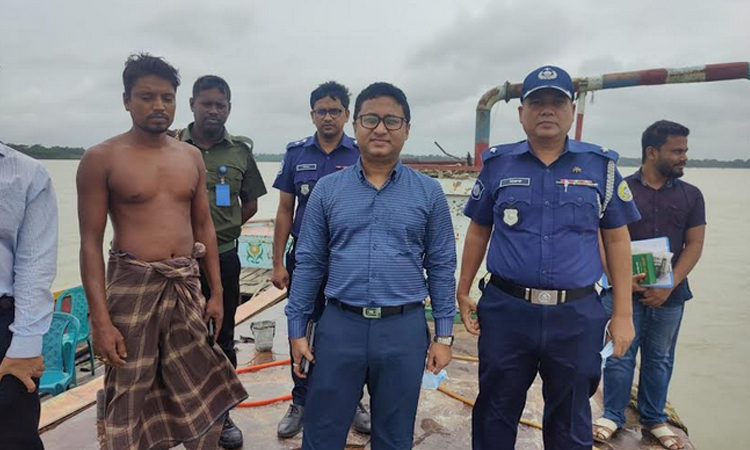 অবৈধভাবে বালু উত্তোলনের দায়ে ৩ লাখ টাকা জরিমানা আদায়, ড্রেজার জব্দ