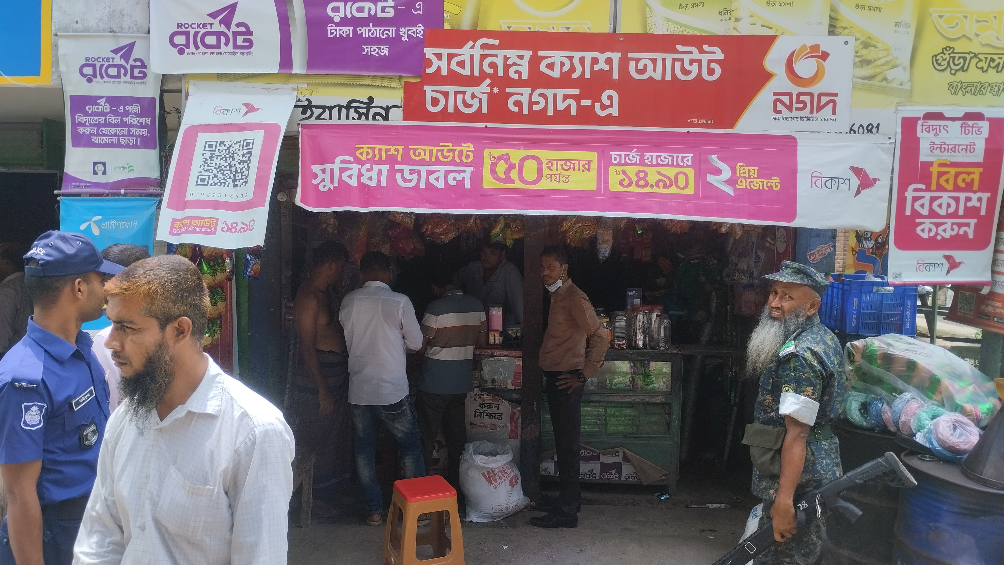 ঝিনাইদহে পলিথিন বিক্রি ও মজুদ করায় জরিমানা
