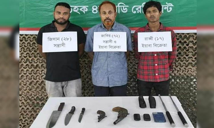 বোয়ালখালীতে যৌথবাহিনীর অভিযানে পিস্তলসহ গ্রেফতার ৩