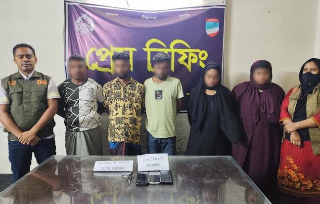 যশোরে ‘হানিট্রাপ’ চক্রের ৫ সদস্য গ্রেফতার 