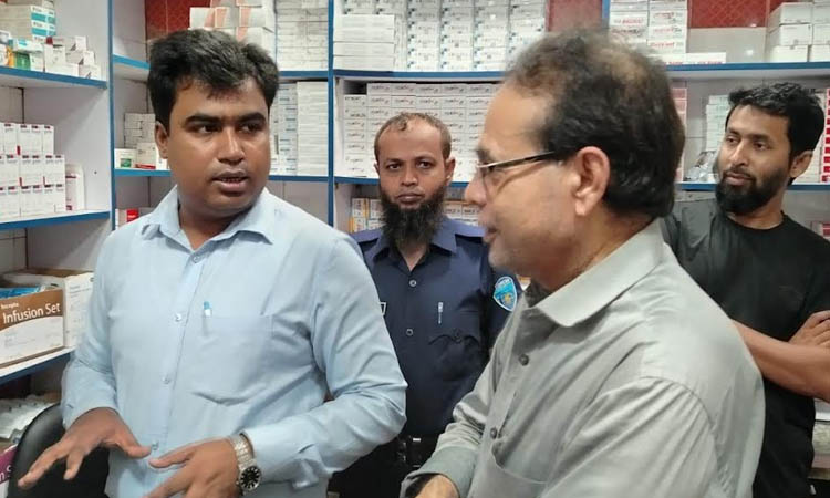 চাঁদপুরে মেয়াদোত্তীর্ণ রিএজেন্ট পাওয়ায় জরিমানা