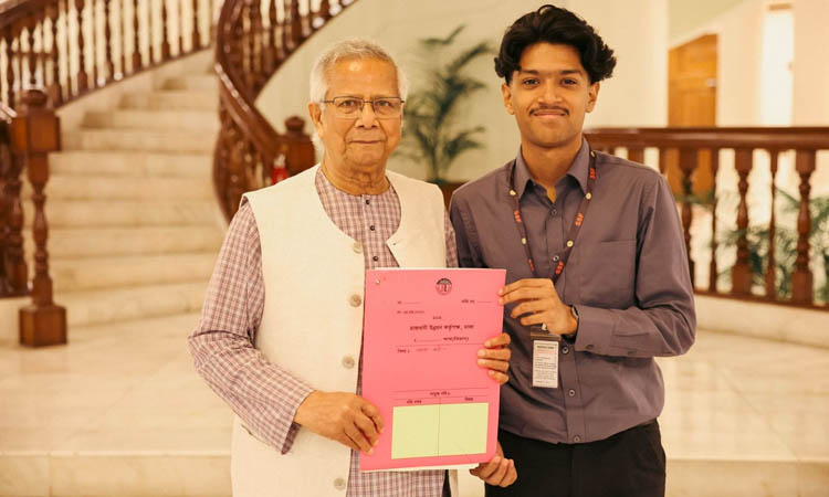 সাগর-রুনির সন্তান মেঘের হাতে পূর্বাচলের প্লটের দলিল হস্তান্তর করলেন প্রধান উপদেষ্টা