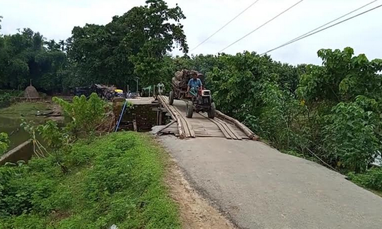 খাগড়াছড়িতে ঝুঁকিপূর্ণ সেতু পারাপার, দুর্ভোগ