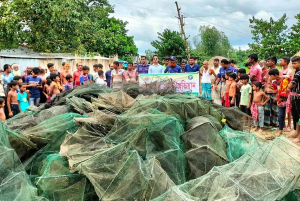 বগুড়ায় নিষিদ্ধ চায়না দুয়ারি জাল ধ্বংস 