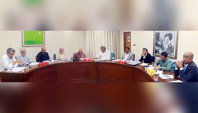 আইন উপদেষ্টা, অ্যাটর্নি জেনারেলসহ বিশেষজ্ঞদের সঙ্গে ঐকমত্য কমিশনের বৈঠক