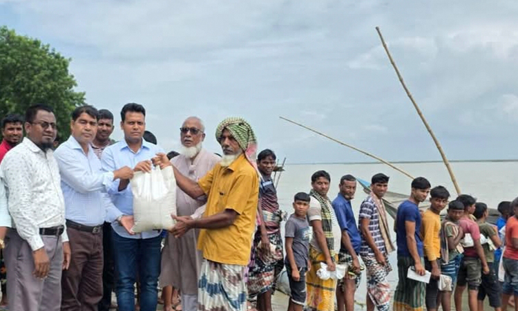 চাঁপাইনবাবগঞ্জে বানভাসি পরিবারের মাঝে ত্রাণ বিতরণ