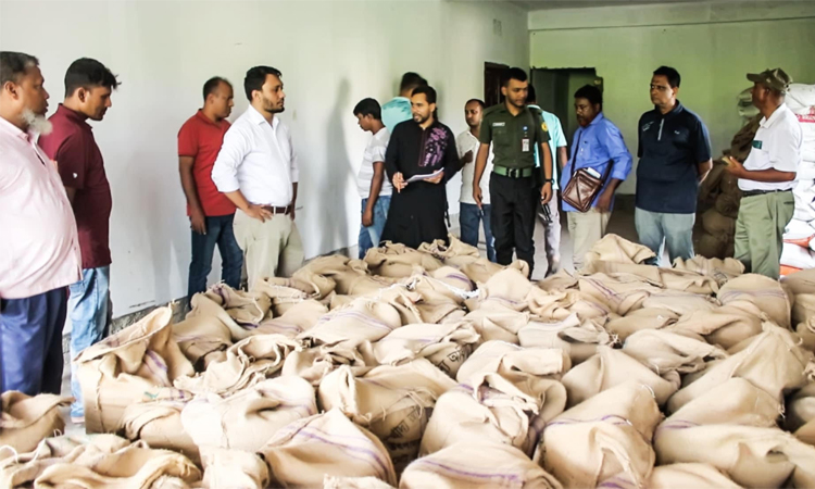 বগুড়ায় খাদ্যবান্ধব কর্মসূচির চাল জব্দ