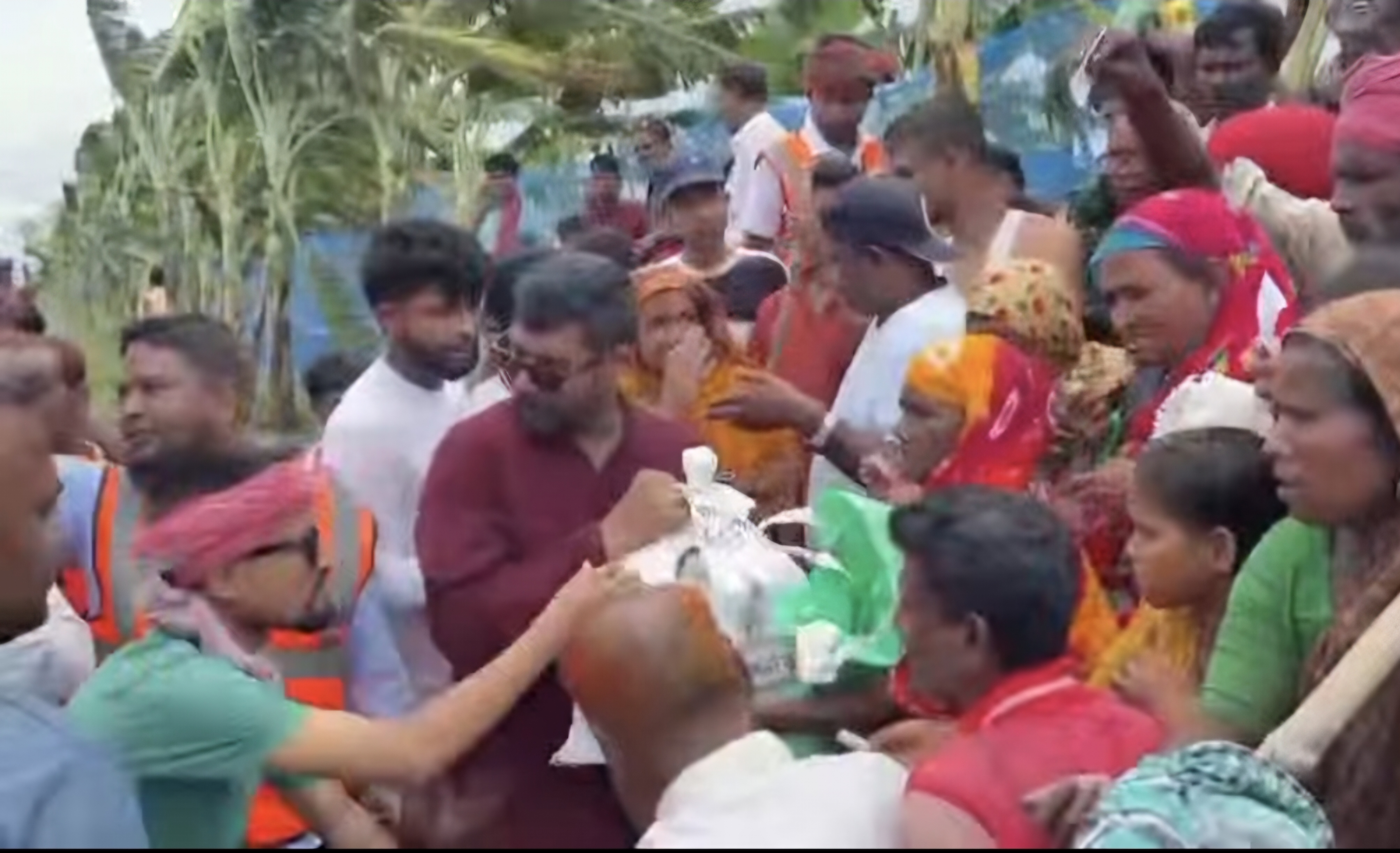 কুষ্টিয়ার দৌলতপুরে রামকৃষ্ণপুর ও চিলমারী ইউনিয়নে বন্যার্ত মানুষের পাশে যুবদল