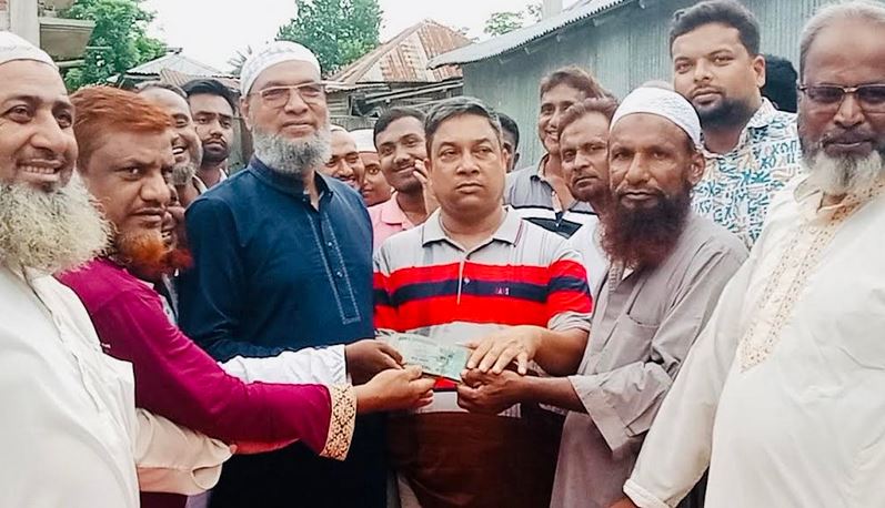 নওগাঁয়ে অগ্নিকাণ্ডে ক্ষতিগ্রস্ত পরিবারের পাশে বিএনপি