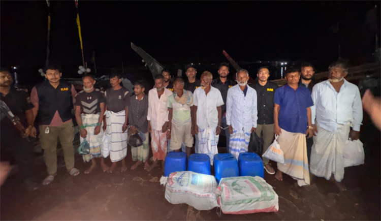 কক্সবাজারে ইয়াবা বহনকারী ফিশিং ট্রলারসহ ৯ জন আটক