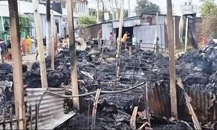গাজীপুরে অগ্নিকাণ্ডে ৯টি দোকান পুড়ে ছাই 
