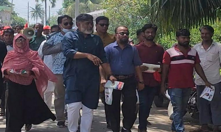 সন্দ্বীপের বিভিন্ন হাটে বিএনপির ৩১ দফার লিফলেট বিতরণ