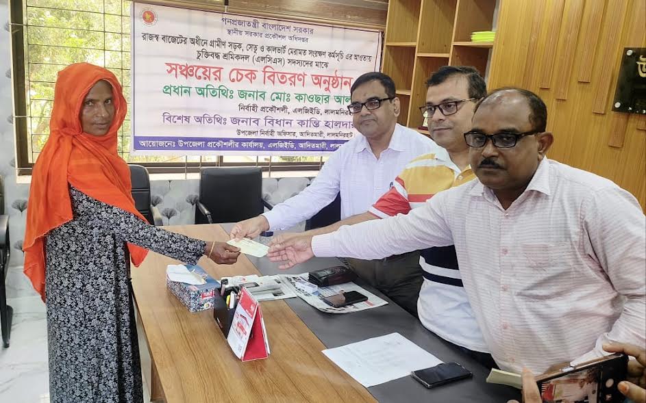 লালমনিরহাটে সঞ্চয়ের চেক পেলেন এলজিইডি’র চুক্তিভিত্তিক শ্রমিকরা 