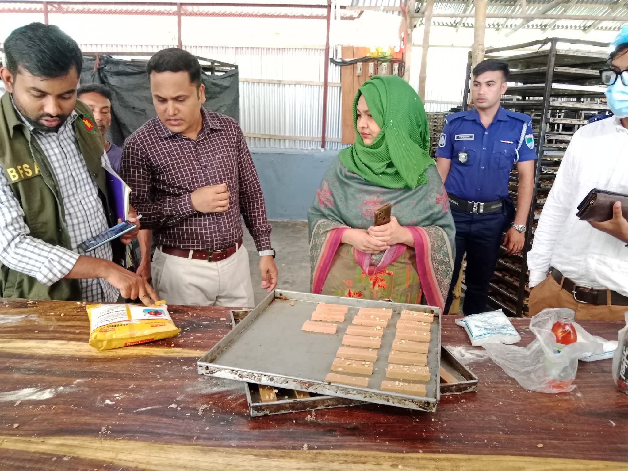 ঝিনাইদহে মেয়াদোত্তীর্ণের তারিখ ও মূল্যতালিকা না থাকায় জরিমানা