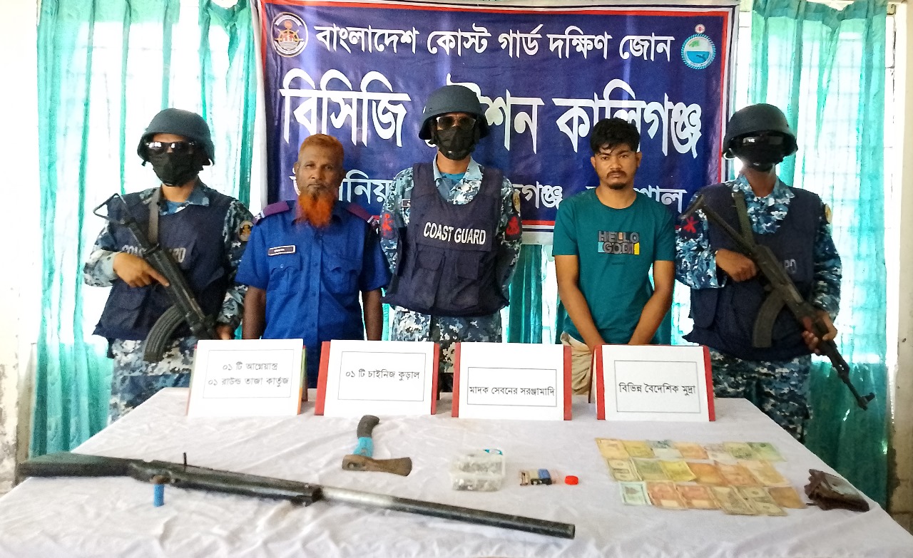 বরিশালে আগ্নেয়াস্ত্র ও বিদেশি মুদ্রাসহ ডাকাত আটক