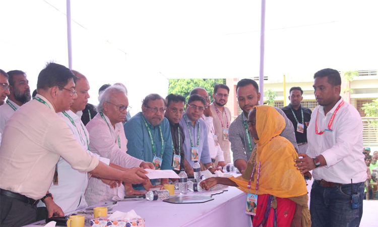 জামালপুরে শহীদ ও আহত পরিবারকে চিকিৎসা সহায়তা ও অটো রিকশা দিলেন তারেক রহমান