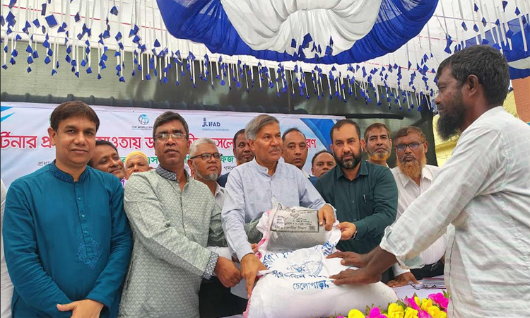 বগুড়ায় কৃষকদের মধ্যে বীজ ও সার বিতরণ