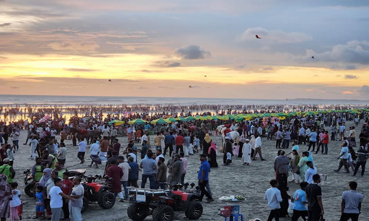 কক্সবাজার সৈকতে আবারো পর্যটকের ভিড় 