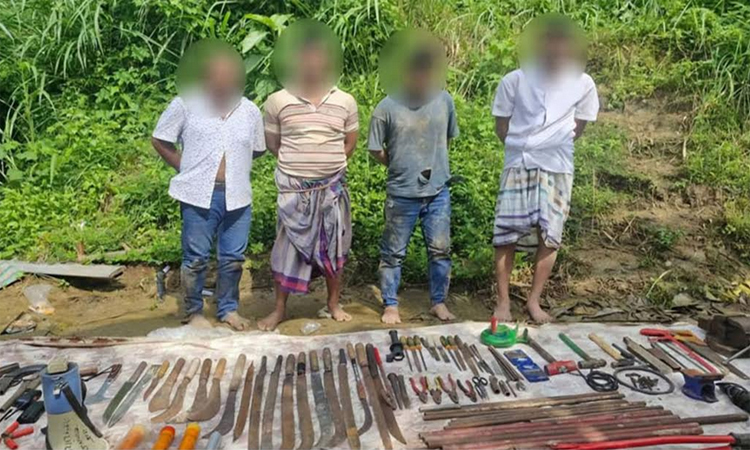 চট্টগ্রামের সীতাকুণ্ডে অস্ত্র কারখানার সন্ধান : আগ্নেয়াস্ত্রসহ গ্রেফতার ৪