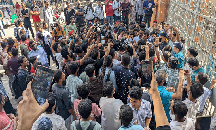 চট্টগ্রামে জাপা নেতাদের গ্রেফতারের দাবিতে সিএমপি ঘেরাও