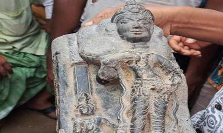 গোবিন্দগঞ্জে কষ্টি পাথর সদৃশ মূর্তি উদ্ধার