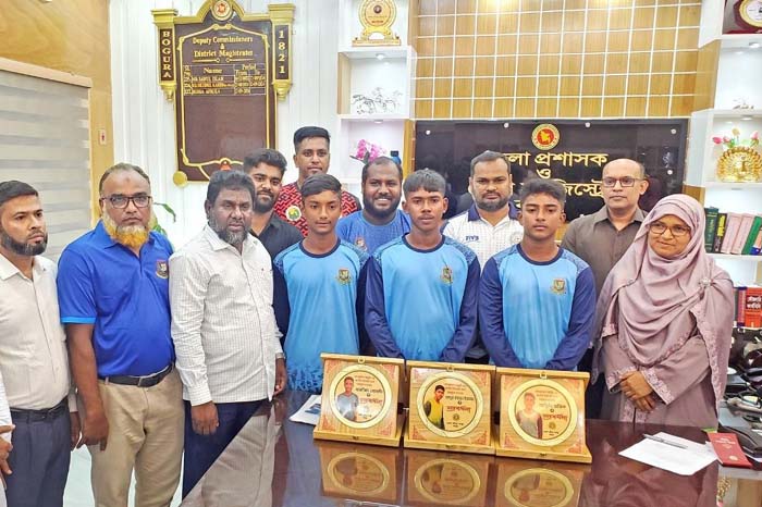 তিন ক্রিকেটারকে বগুড়া জেলা ক্রীড়া সংস্থার সংবর্ধনা